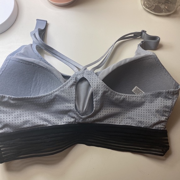 Victoria Secret sports bra 34D - Picture 2 of 3